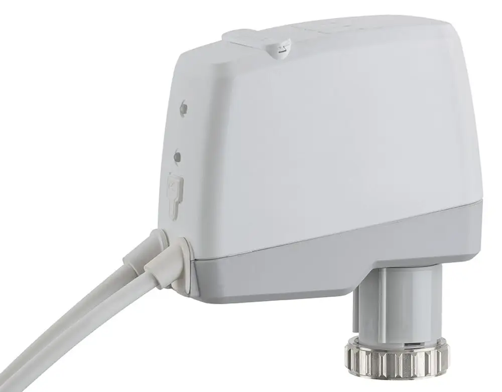 Weißer Stellantrieb mit zwei Kabelanschlüssen und einem Anschluss für eine Steuerung. Produkt von IMI Hydronic Engineering.